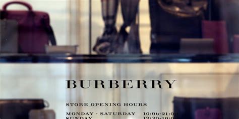 coty buys burberry|Burberry Retreats on Beauty Strategy, Signs Deal with Coty.